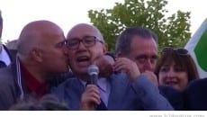 Augusto Ciccolella abbraccia il sindaco Bartolomeo dopo la vittoria del 2013 al ballottaggio