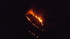 *Il "solito" incendio in zona Greci in nottata (foto Acta Diurna)*