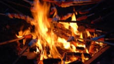 salsiccie-arrostenti-col-barbecue-alle-fiamme-di-fuoco-di-accampamento-30178161