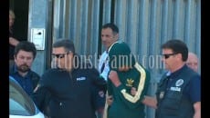 Pasqualino Fabbricatore si copre il viso mentre viene scortato fuori dal commissariato di Polizia di via Olivastro Spaventola a Formia