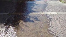 Un'immagine della perdita idrica a Castellone a Formia