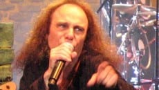 Ronnie James Dio in abito di scena
