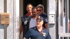 L'arrestato viene condotto all'esterno del Commissariato di Formia per essere tradotto presso il carcere di Cassino