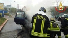 A fuoco una Fiat Multipla in via Unità d'Italia a Formia - H24 notizie - H24notizie.com