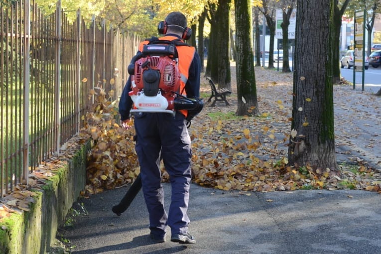 Utilizzo del soffiatore per la pulizia urbana: la raccolta delle