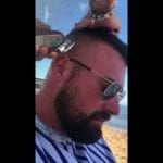 Da calciatore a “barber”: la metamorfosi di Andrea – Il VIDEO dello show in spiaggia