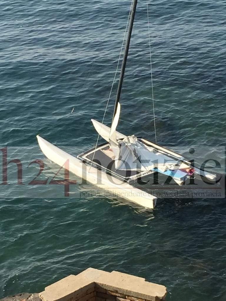 Catamarano Alla Deriva Nelle Acque Tra Formia E Gaeta